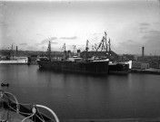 Le Havre (Seine Maritime), le port. Navires à vapeur à quai (1), bateau torpilleur à quai (2) et l'avant port (3)