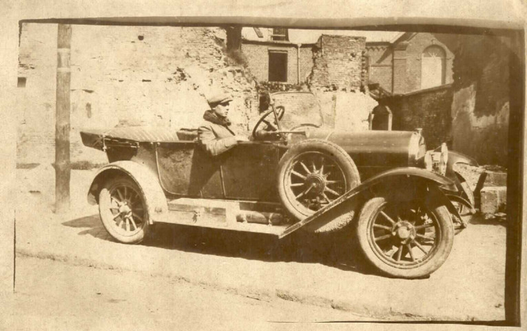 Un soldat du régiment de réserve de la 22 conduisant une automobile