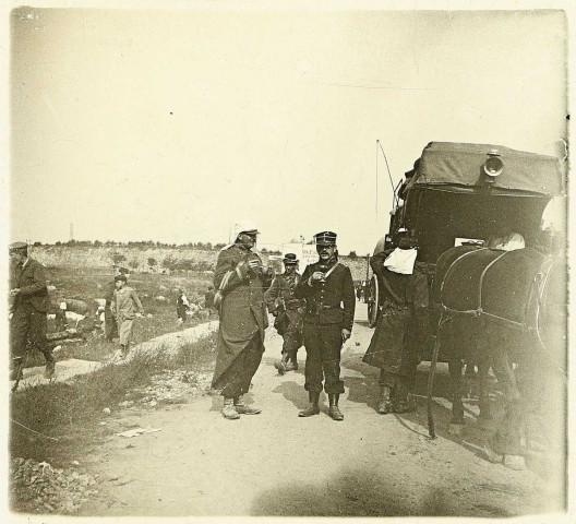 Manoeuvres militaires de Picardie du 2e Corps d'Armée : soldats et officiers près d'une cantinière
