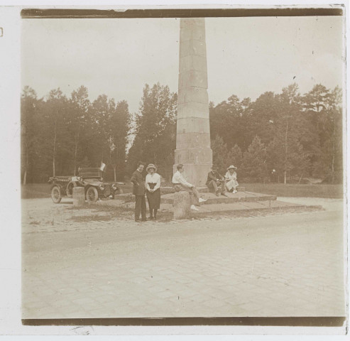 Couple devant un monument