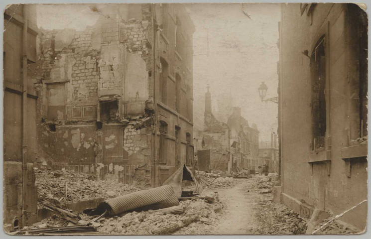 CARTE PHOTO MONTRANT UNE RUE DESERTE OU TOUTES LES MAISONS SONT DETRUITES