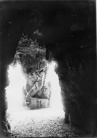 La villa des Rochers à Albert : la grotte et ses stalactites