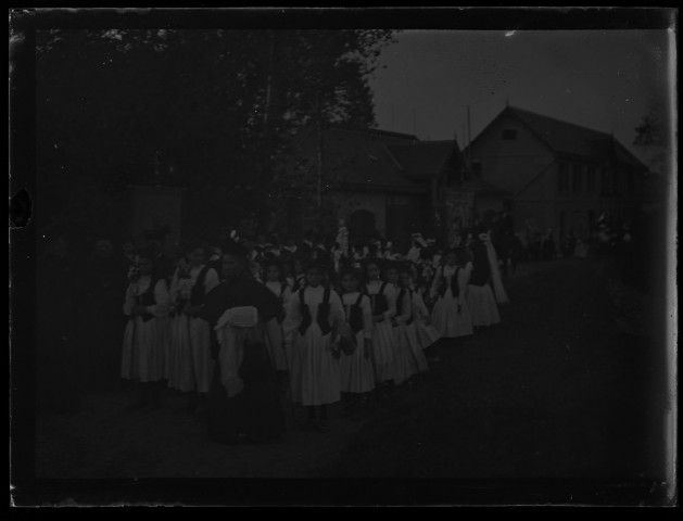 [Fête de Jeanne d'Arc à Camiers - octobre 1909. Procession religieuse : le passage d'un cortège de jeunes filles]
