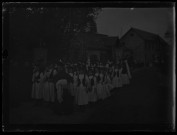 [Fête de Jeanne d'Arc à Camiers - octobre 1909. Procession religieuse : le passage d'un cortège de jeunes filles]