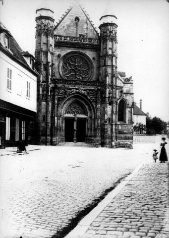 Eglise Saint-Antoine à Compiègne, vue d'ensemble : le portail