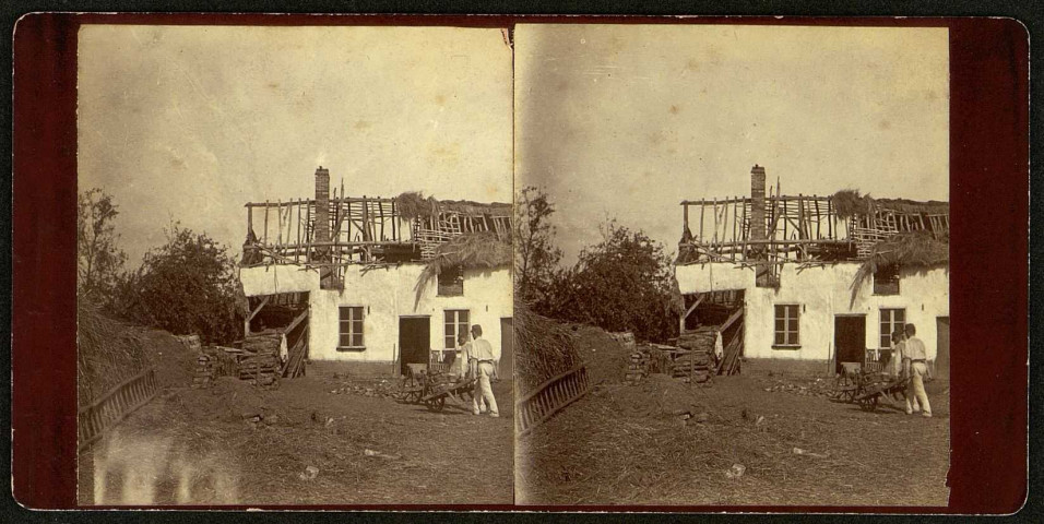 Beaucamps-le-Vieux. Les dégâts de la tornade du 10 août 1895 : une maison dont la toiture a été complètement arrachée. A gauche, deux militaires s'affairent au déblaiement de briques à l'aide d'une brouette