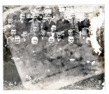 Photo de groupe devant les ruines du château de Folleville : prêtres et jeunes garçons