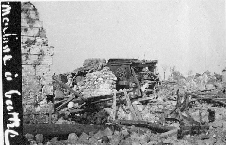 La Grande Guerre dans le Pas-de-Calais. Ruines de Neuville-Saint-Vaast. Une machine à battre le grain parmi les ruines