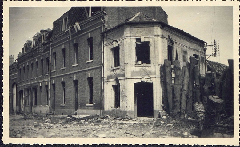 Abbeville. Quai de la Pointe et rue Ledieu barrée par les Allemands à l'approche des Anglais, 3 septembre 1944