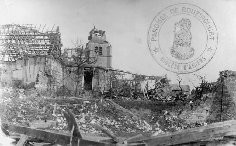 Guerre 1914-1918. Vue du village dévasté par les bombardements : l'église et les maisons en ruines