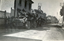 Libération de Molliens-Vidame. Colonne de chars et de véhicules militaires anglais dans les rues de Molliens