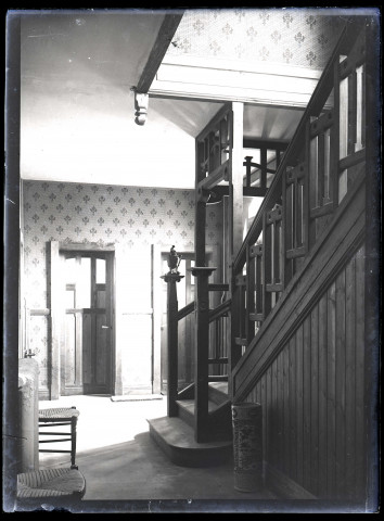 Intérieur d'une villa balnéaire. L'entrée et l'escalier
