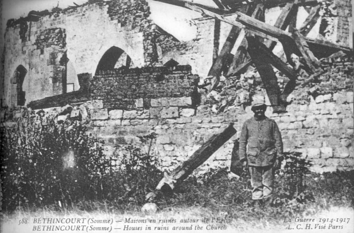 La guerre 1914-1917 - Maisons en ruines autour de l'église - Houses in ruins around the church