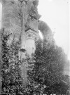 Ruines d'une église, colonne à chapiteau