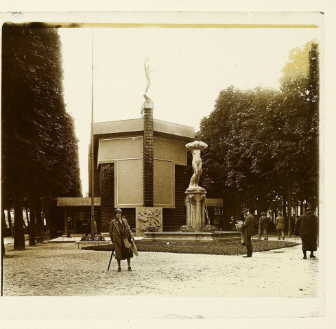 Paris. Exposition internationale des Arts décoratifs, le pavillon national de la Tchécoslovaquie : la fontaine l'Offrande