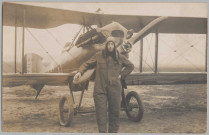 Carte photo montrant un aviateur adossé à l'hélice de son avion Nieuport-Delage NiD.29 C1, sur la queue duquel se trouve un drapeau tricolore