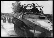 Convoi de véhicules blindés et de motocyclettes de l'armée allemande