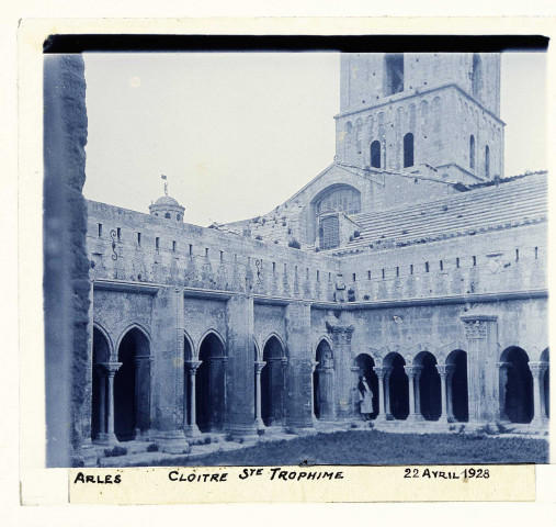 Arles (Bouches-du-Rhône). Cloître de l'église Saint-Trophime