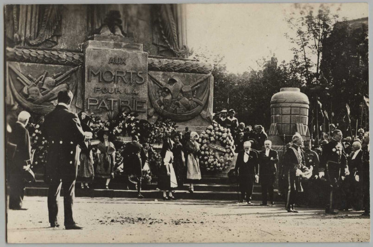 L'APOTHEOSE DES POILUS VAINQUEURS. SOUVENIR DES FETES DE LA VICTOIRE. 14 JUILLET 1919. LE DEFILE