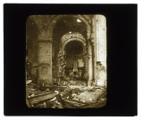 [Une église en ruines après des bombardements. Au premier plan, on distingue une inscription sur une stèle "Jésus est chargé de sa croix"]
