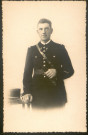 Portrait cabinet d'un gendarme, képi posé sur un guéridon
