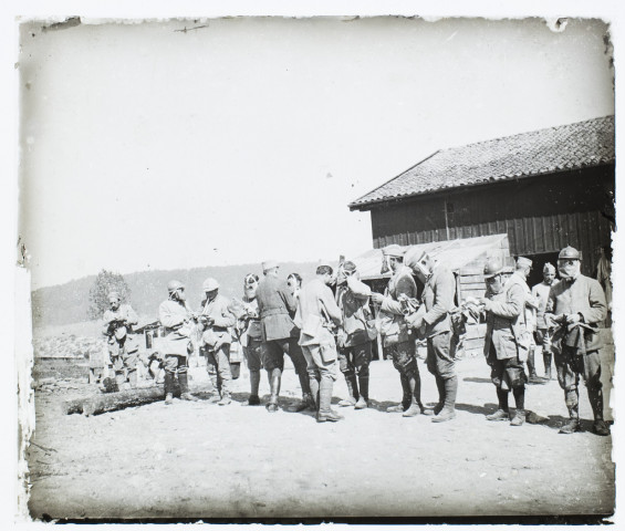 [Groupe de soldats avec des masques à gaz - Guerre 1914-1918]