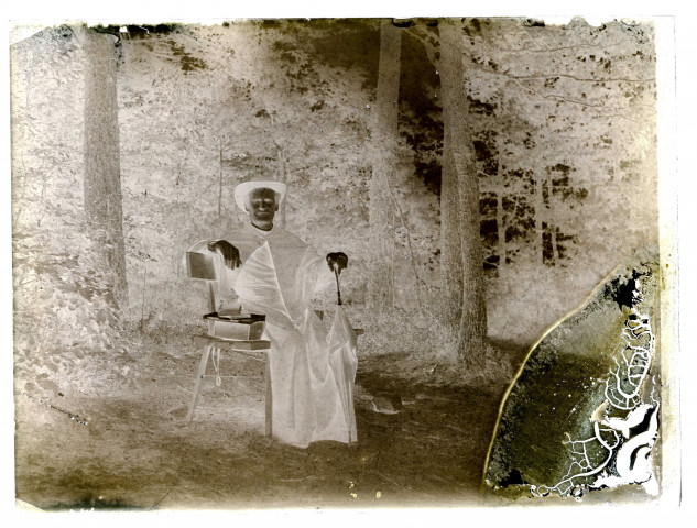 Portrait d'un prêtre dans un bois