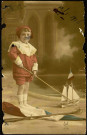 Carte postale représentant petit garçon jouant à de la stratégie militaire avec son petit bateau et son petit canon. Correspondance de Sosthènes Delassus à son épouse Louise