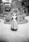 Portrait de jeune femme dans un jardin