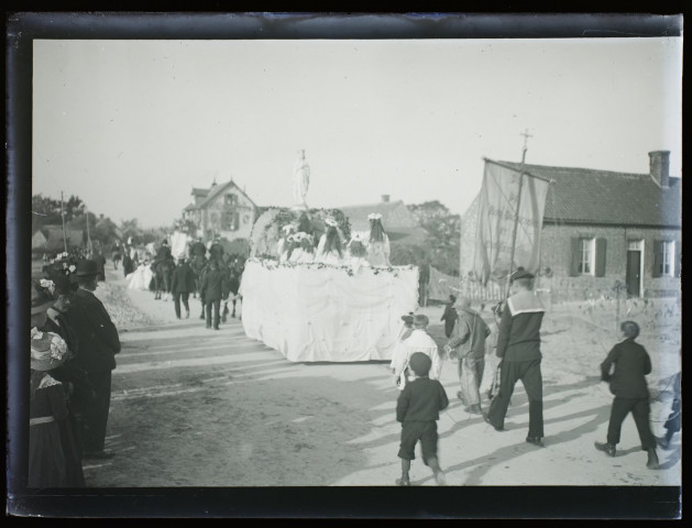 [Fête de Jeanne d'Arc à Camiers - octobre 1909. Procession religieuse]