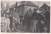 Libération de Molliens-Vidame. Gendarmes français, soldats anglais, résistants, population et prisonniers allemands