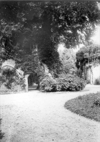 Abbaye de Saint-Valery-sur-Somme, vue extérieure : le jardin