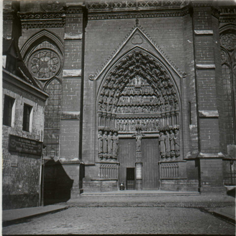 Porche latéral de la cathédrale d'Amiens