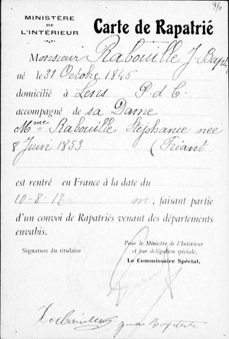 Carte de rapatrié. Monsieur Rabouille J. Baptiste, né le 31 octobre 1845, domicilié à Lens (P.d.C.), accompagné de sa Dame, Mme Rabouille Stéphanie, née Friant le 8 juin 1853, est rentré en France à la date du 10-8-1917, faisant parti d'un convoi de rapatriés venant des départements envahis