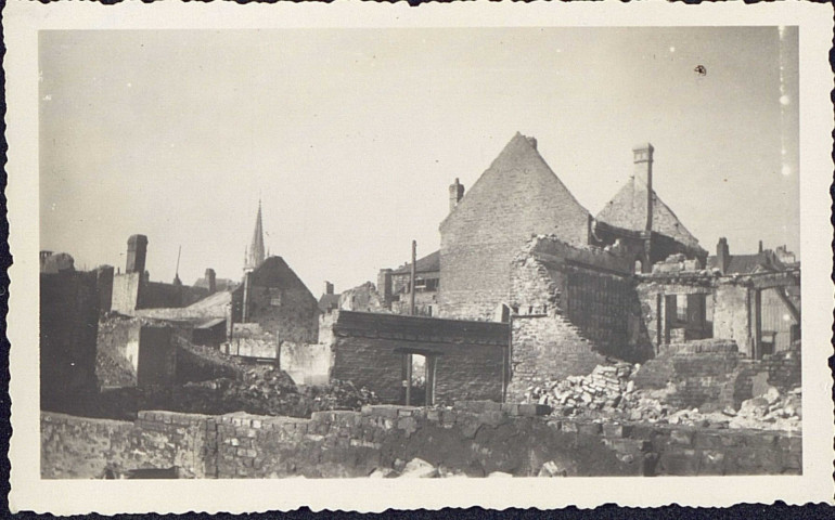 Abbeville. Ruines de la rue des Teinturiers prise de la rue Duchesne de Lamotte, ruines du 20 mai 1941
