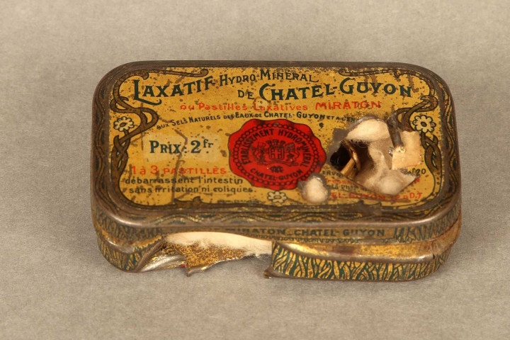 Petite boîte métallique transpercée par une balle, contenant les bagues de la fiancée du soldat Gaston Cozette (1895-1918)