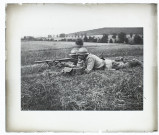 [Soldats mitrailleurs en position de tir dans la campagne picarde - Guerre 1914-1918]