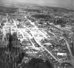 Vue aérienne de la ville avant la Reconstruction : le quartier de la cathédrale et le beffroi