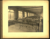 Reconstruction de la Fabrique Française de Gazes à Bluter (F.F.G.B.) à Sailly-Saillisel (Somme). Ouvrières au travail dans l'atelier de dévidage et moulinage