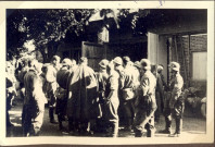 Environs d'Abbeville. Prisonniers français sous la garde de soldats allemands