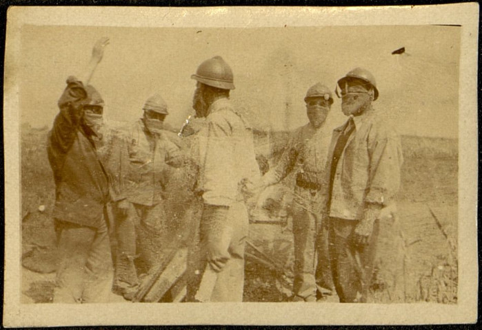 Août 1916. Tir avec masque contre les gaz à Beaumont