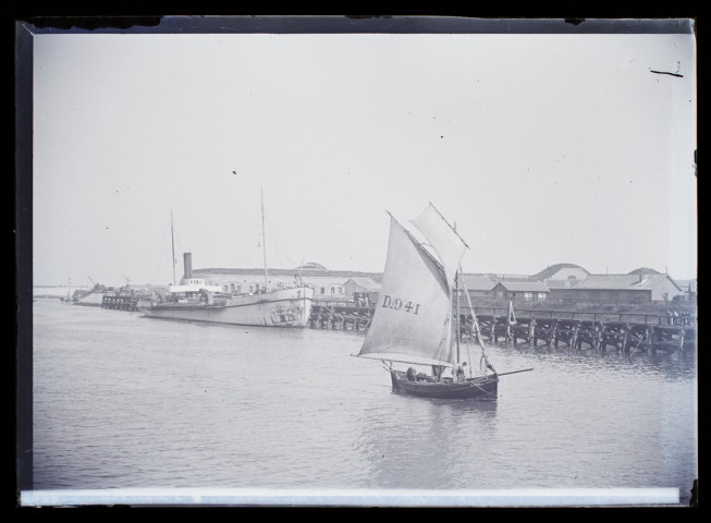 Dunkerque - vue prise coté du phare sur le port - juillet 1898