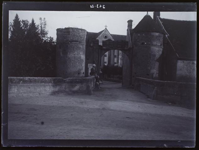 Saint-Jean-aux-Bois, ancienne porte, église dans le fond - septembre 1901