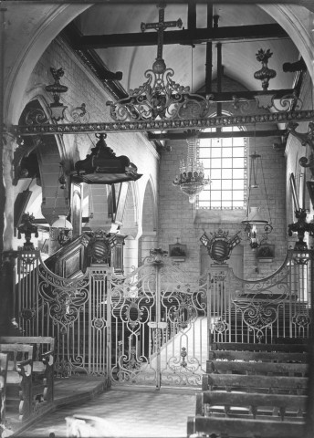 Eglise de Toutencourt, vue intérieure : les grilles du choeur