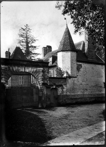 Château d'Oisemont (XVIe siècle) : le porche d'entrée et la tour octogonale