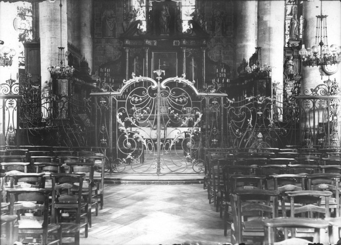 Eglise de Péronne, vue intérieure : les grilles du choeur