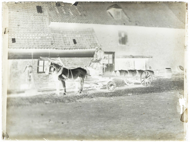 Martinsart (Somme). Tonnelier partant livrer des tonneaux avec sa charette