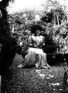 Portrait de femme assise au jardin