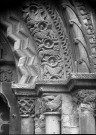Détails sculptés du portail de l'église Saint-Pierre de Roye