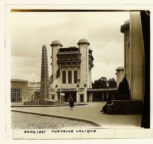 Paris. Exposition internationale des Arts décoratifs, fontaine de René Lalique (collaborateur de Marc Ducluzaud, architecte)